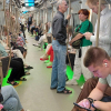 Metropassagiers op hun mobieltjes...