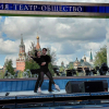 Balletrepetitie in Moskous park, met Kremlin als decor.
