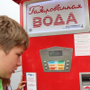 Voda = water, gazirovannaja = met gas/bubbels